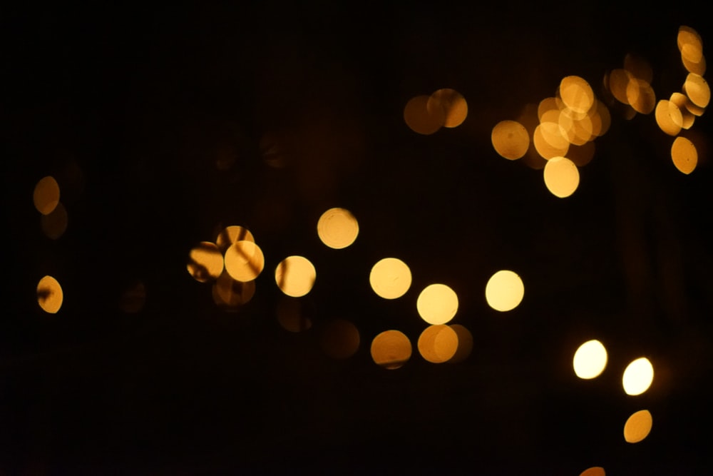 Foto de luces amarillas en fondo negro – Imagen gratuita Ligero en Unsplash