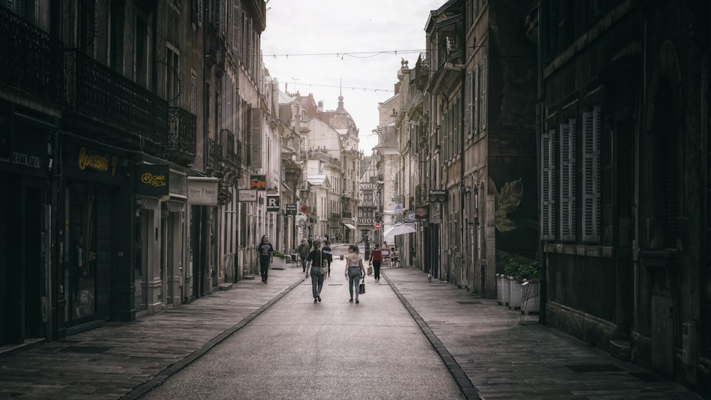 les personnes qui marchent sur le trottoir pendant la journée ;