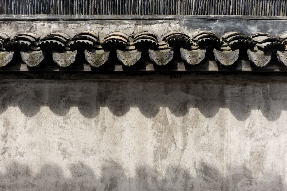 Muro de hormigón blanco y marrón