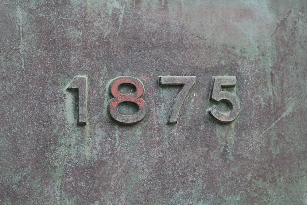 Mur en béton gris avec amour en relief