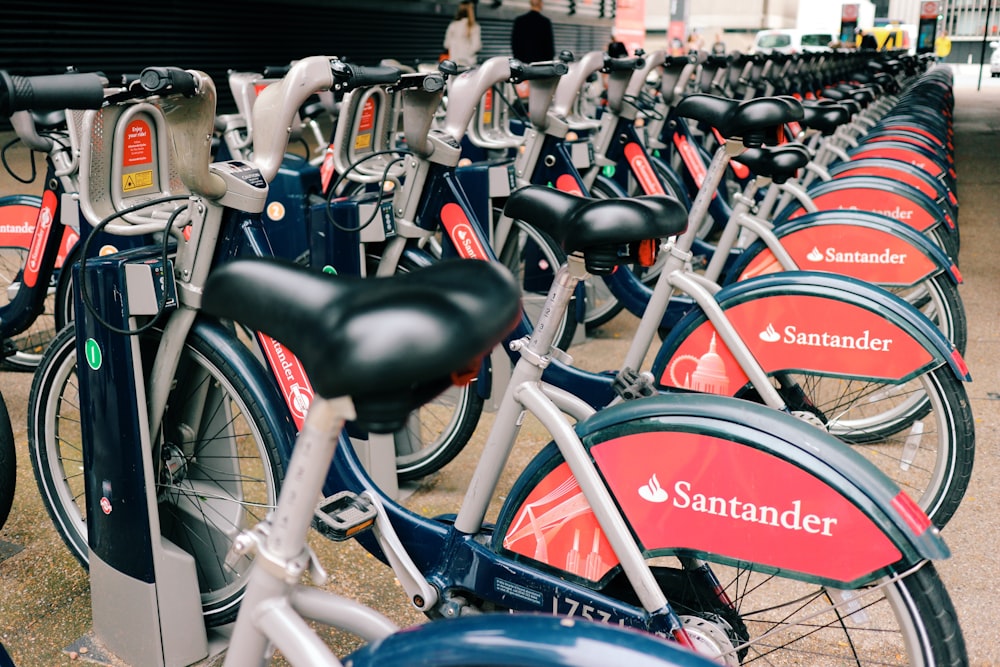 Estacionamiento de bicicletas rojo y negro