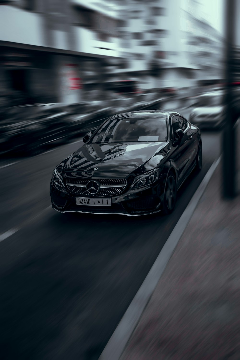 Porsche 911 negro en carretera