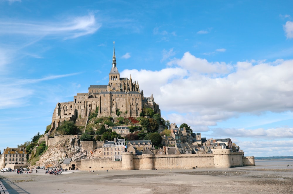 Château en béton brun sous le ciel bleu pendant la journée