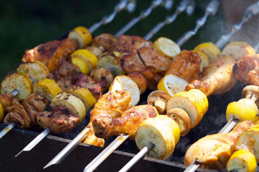 gegrilltes Fleisch auf Holzkohlegrill