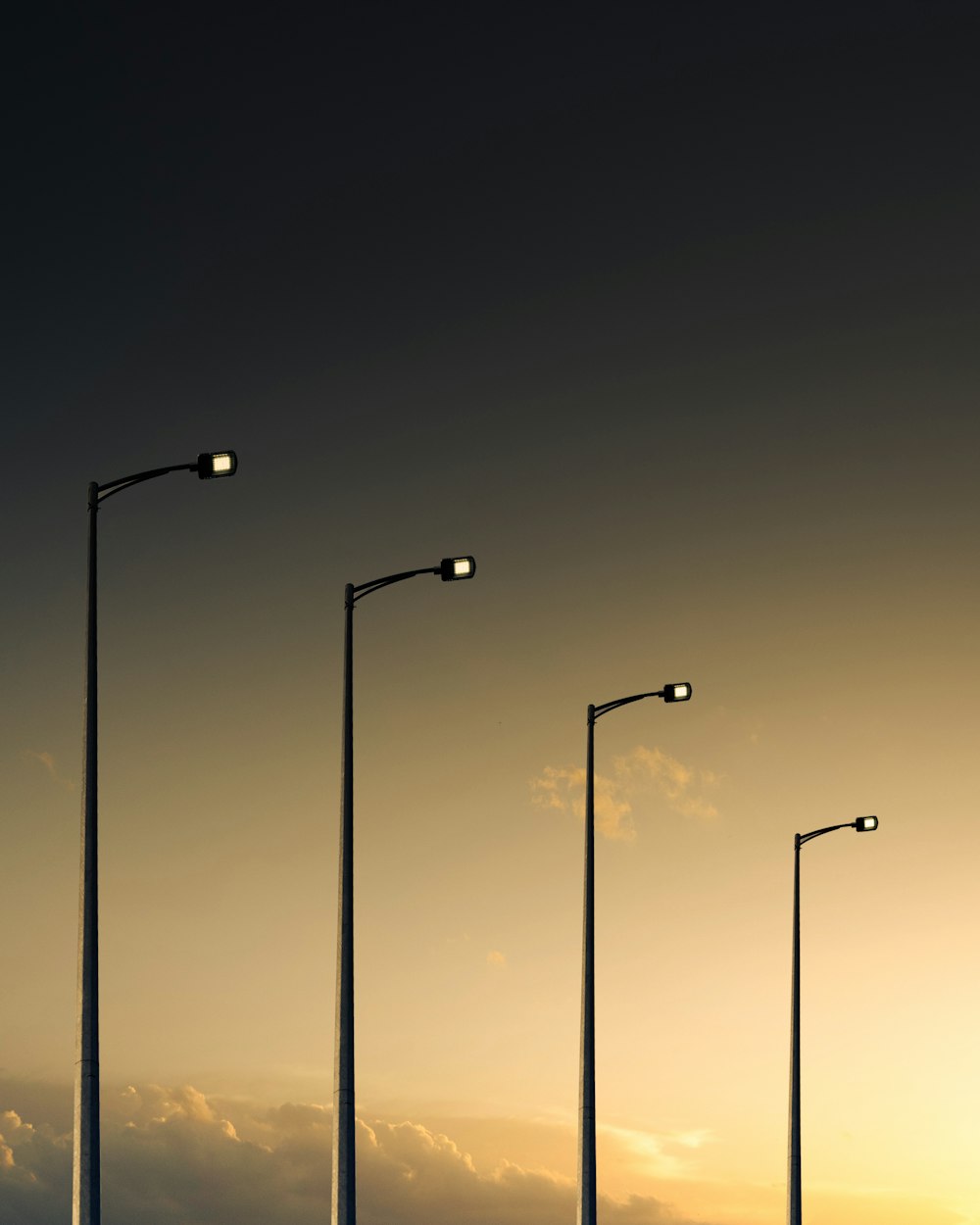 3 postes de luz encendidos durante la noche