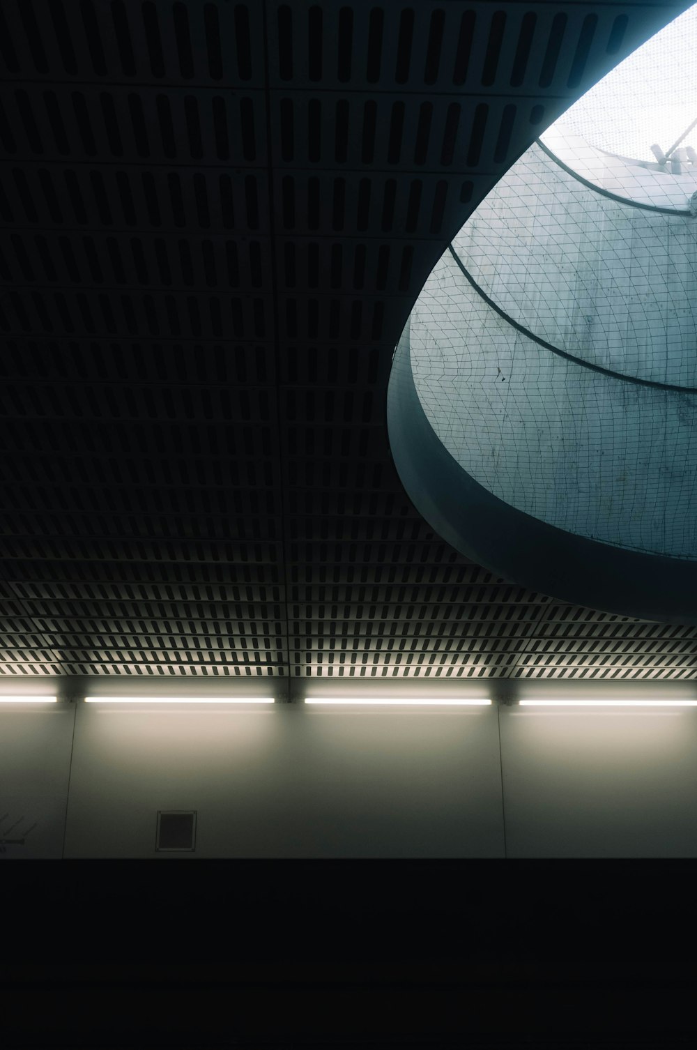 Plafond rond noir et blanc