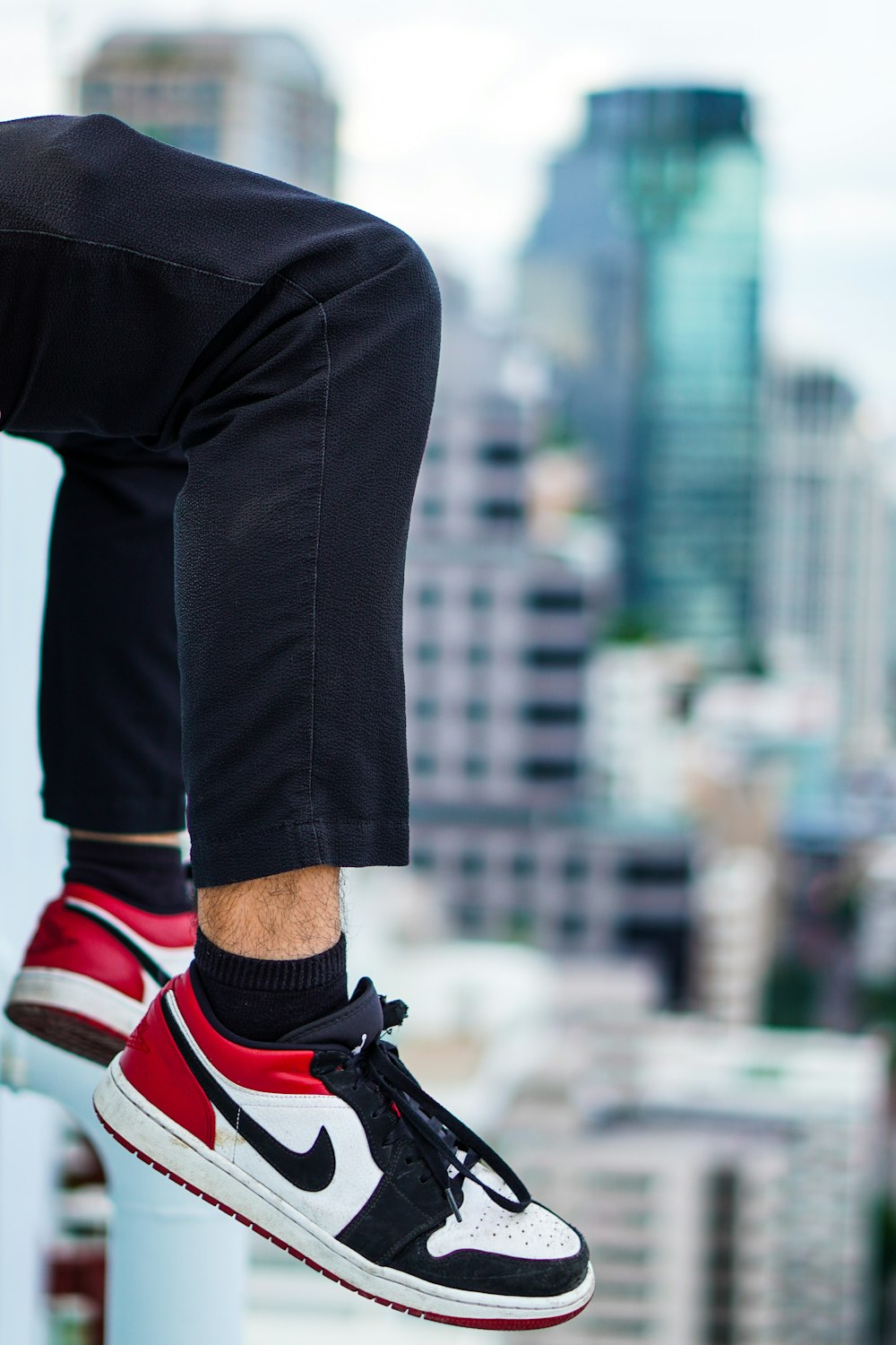 Foto Persona con pantalones negros y zapatillas nike negras – Imagen  Calzado gratis en Unsplash