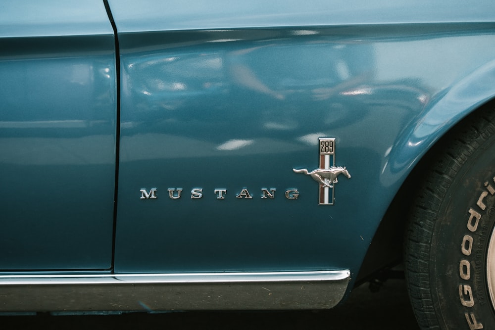 Blauer Chevrolet mit goldenem Kreuz