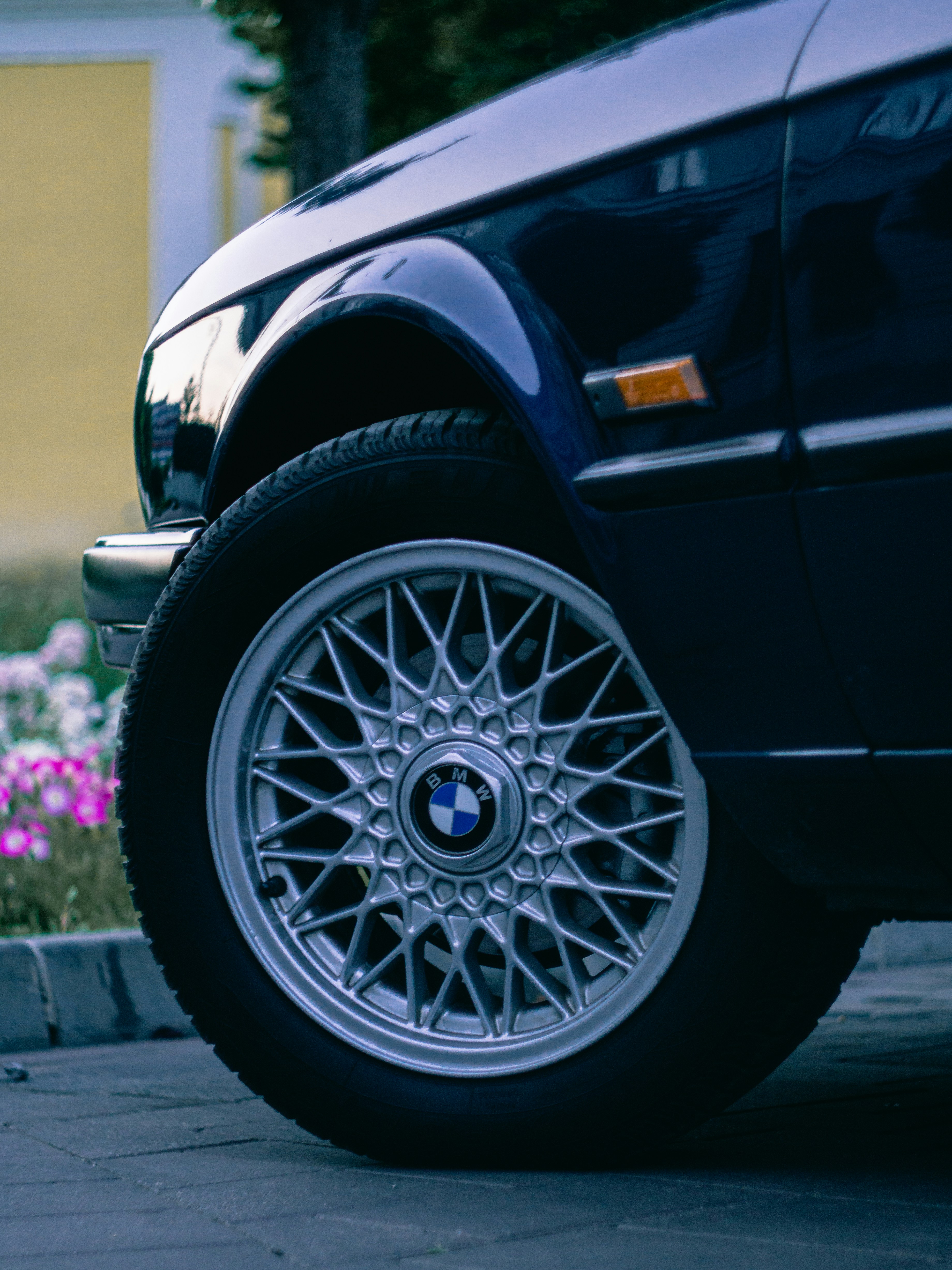voiture noire avec roue chromée