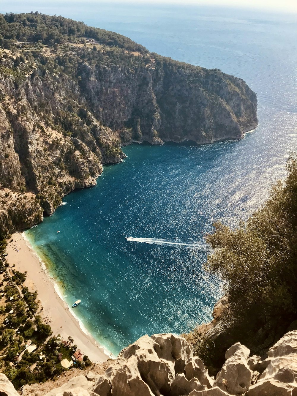 Veduta aerea della montagna verde e marrone accanto allo specchio d'acqua durante il giorno