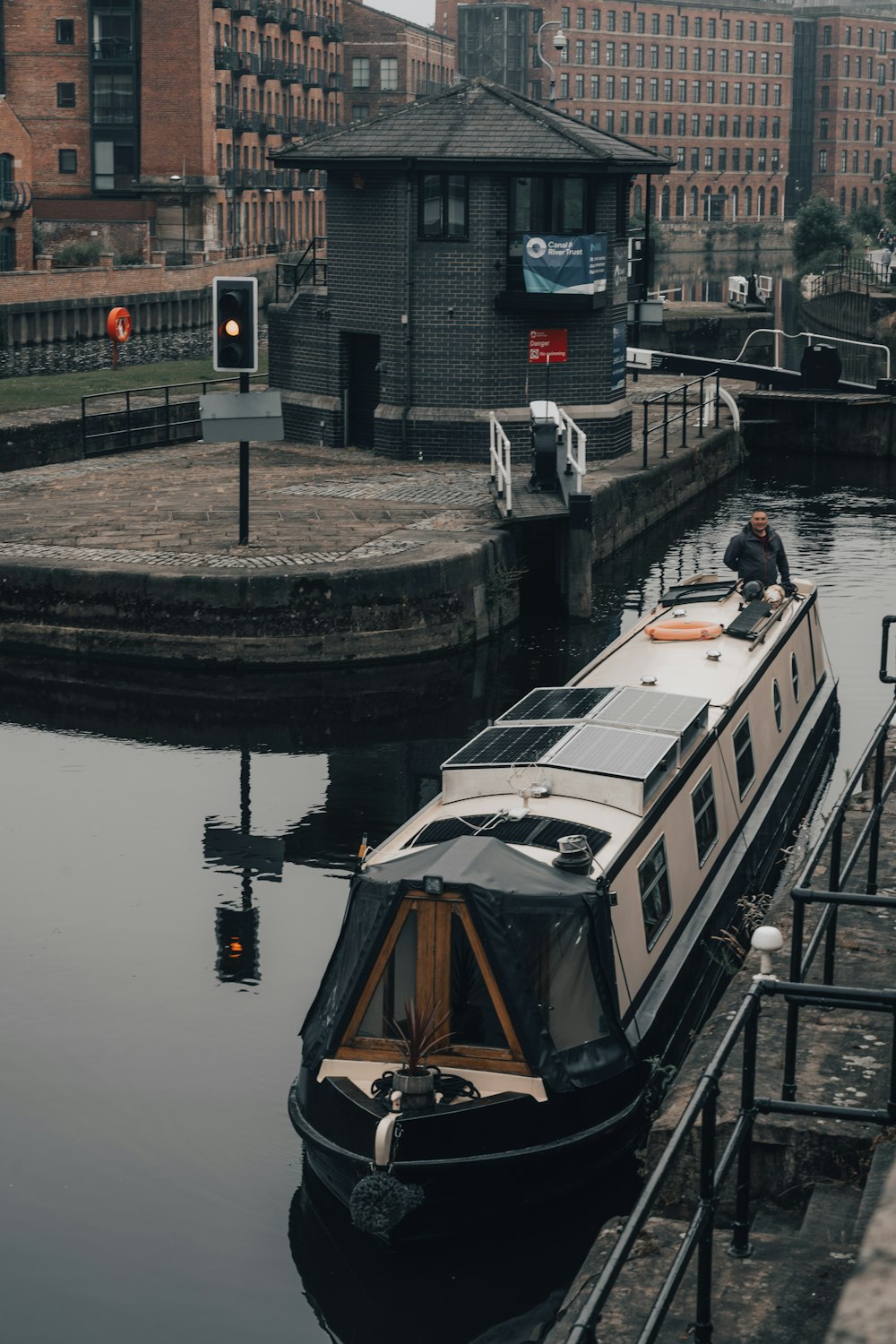 weißes und schwarzes Boot auf dem Wasser