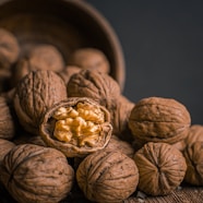 brown garlic on brown bowl