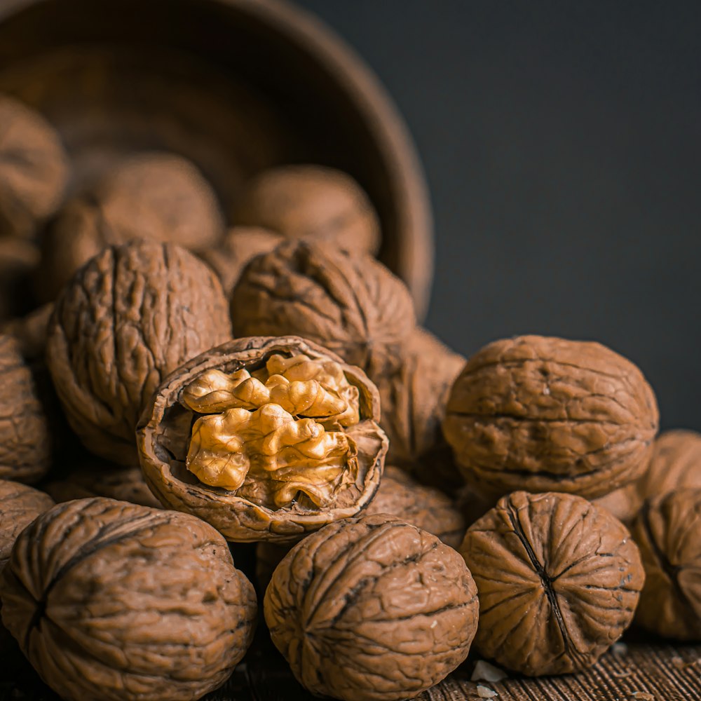 brauner Knoblauch auf brauner Schüssel