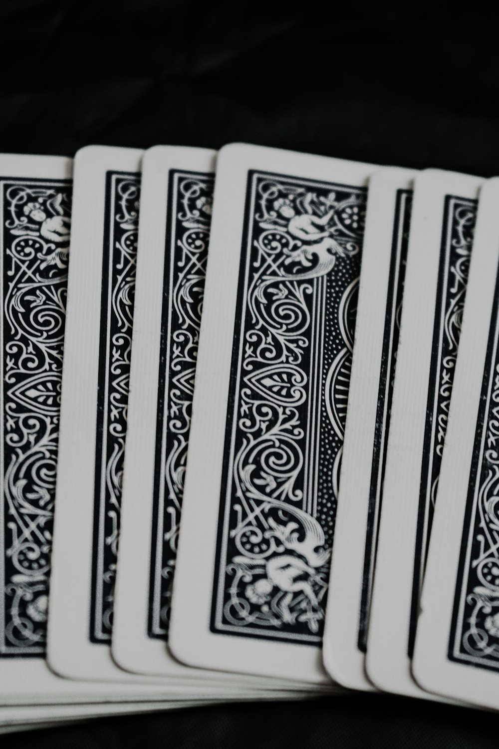 Textil floral blanco y negro