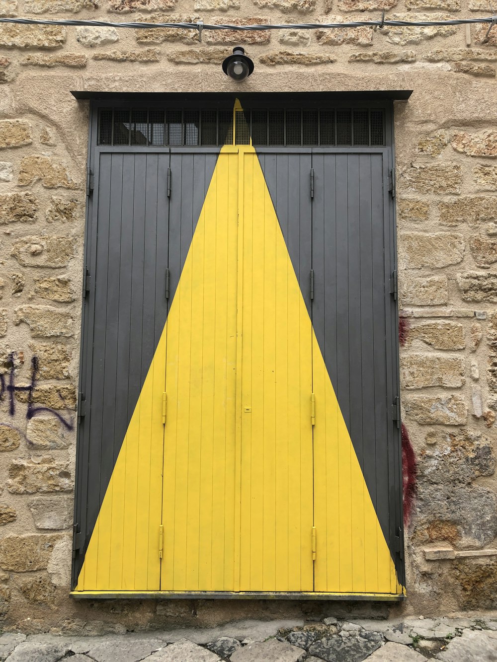 Puerta de madera amarilla y roja