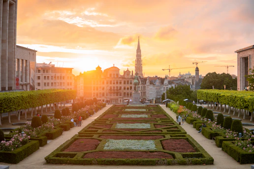 Le Mont des Arts et la flèche de l'Hôtel de Ville au coucher du soleil, Bruxelles