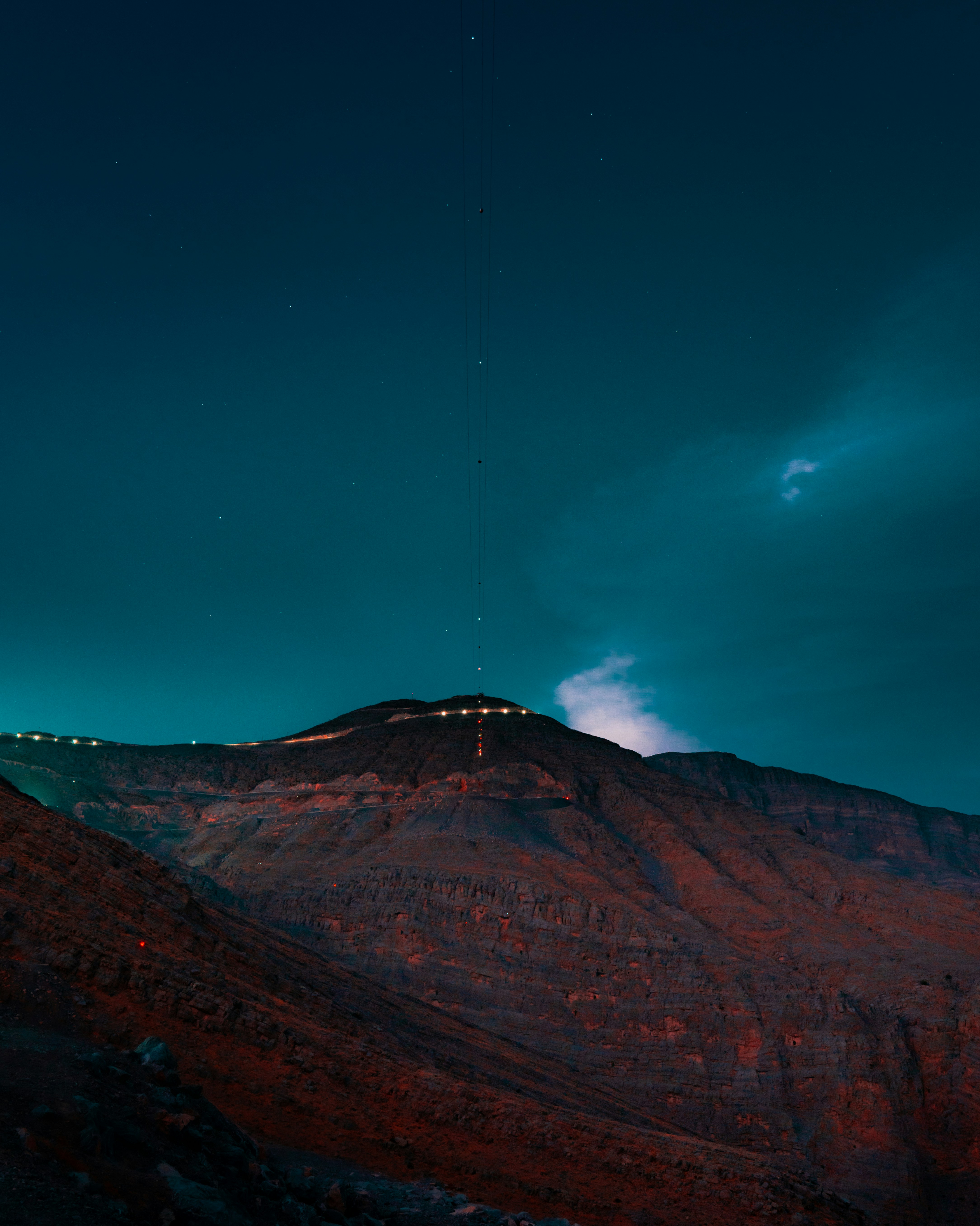 Montaña marrón bajo el cielo azul durante el día