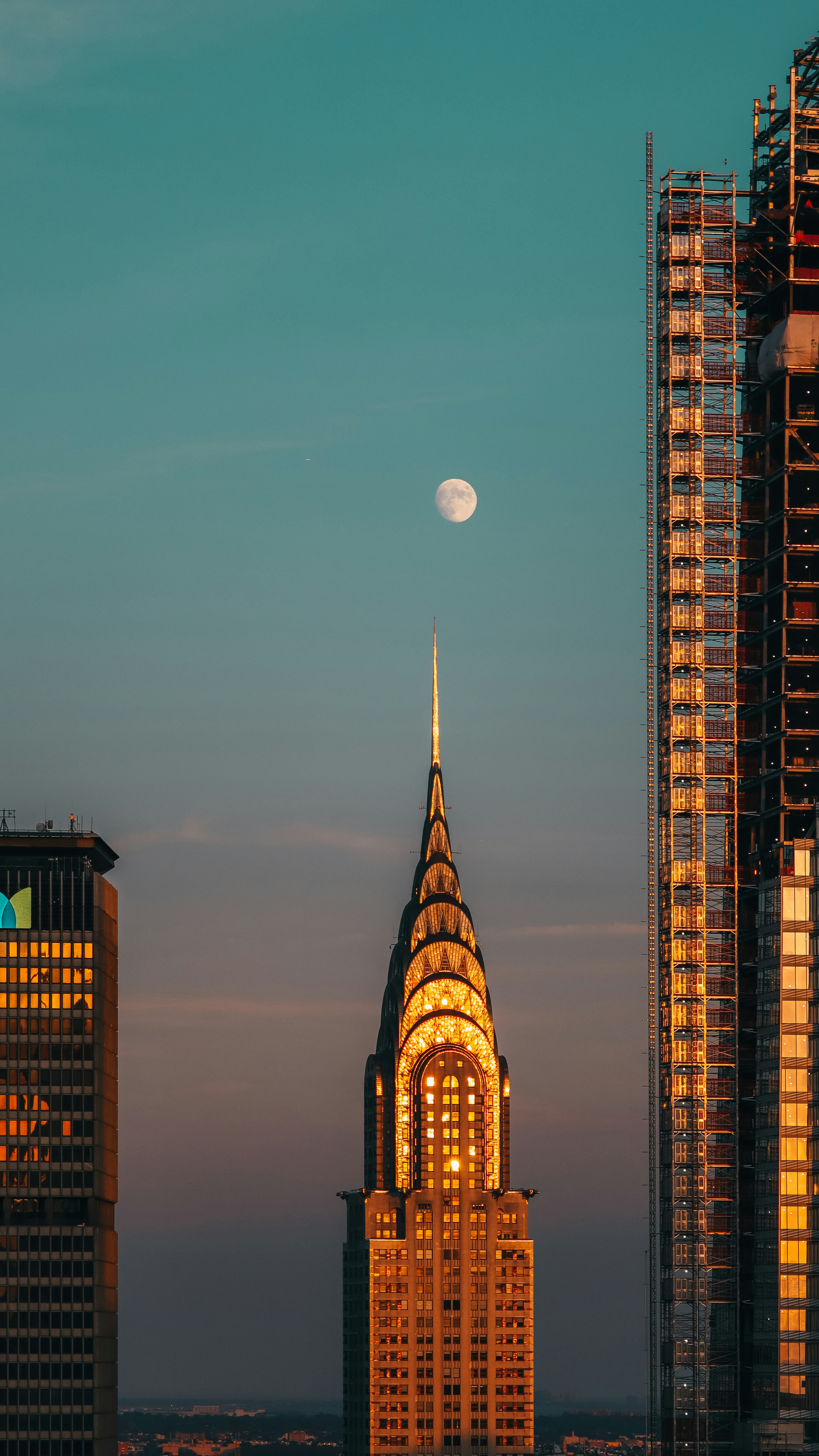 Edificio de gran altura durante la noche