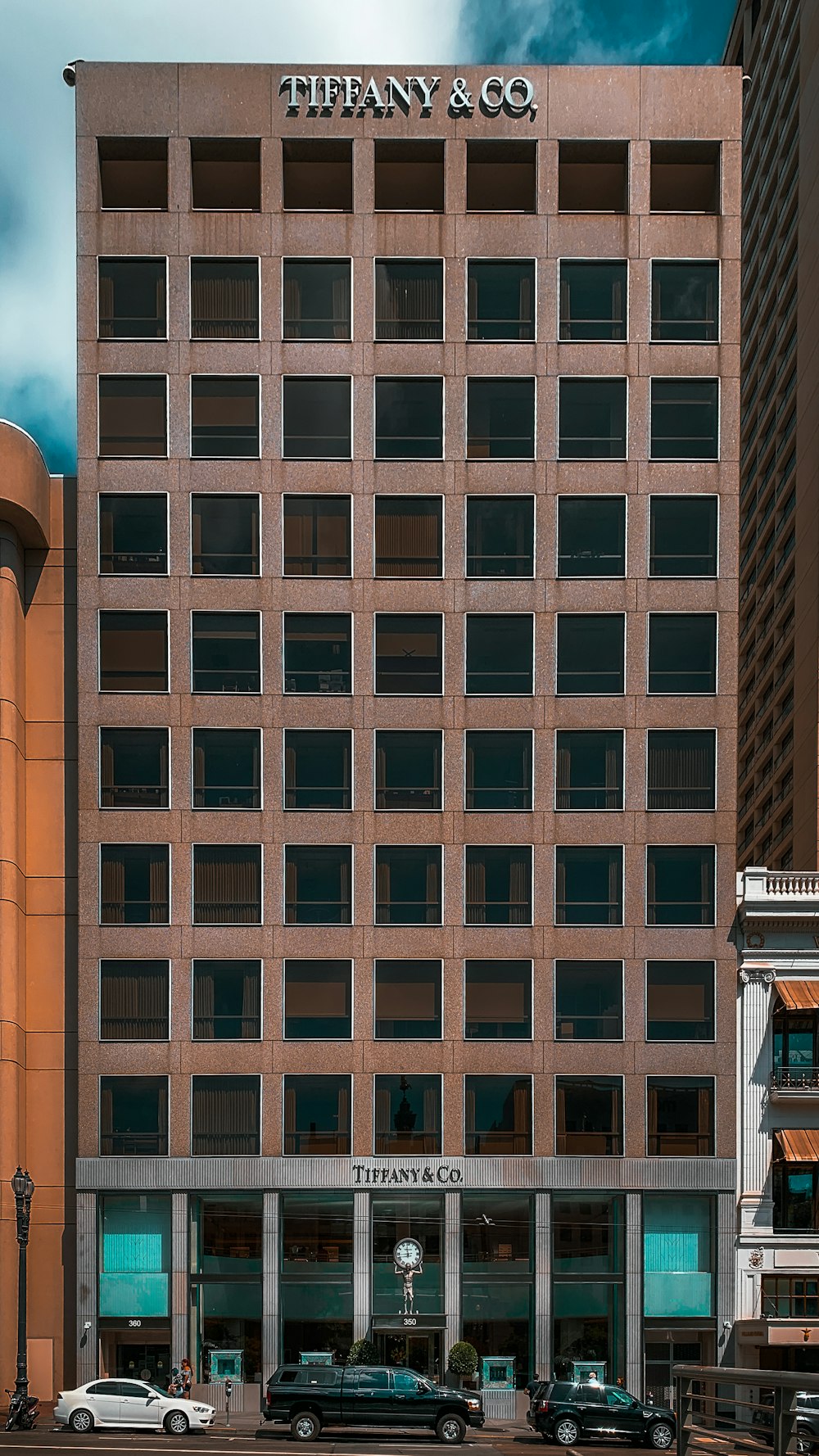 bâtiment en béton brun pendant la journée