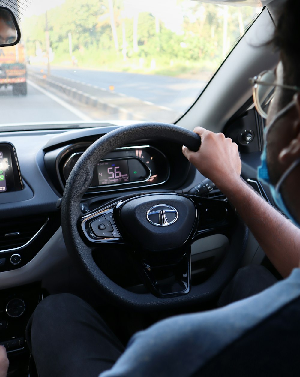 persona che guida l'auto durante il giorno