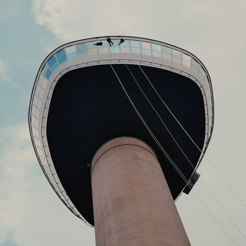 bâtiment rond noir et blanc