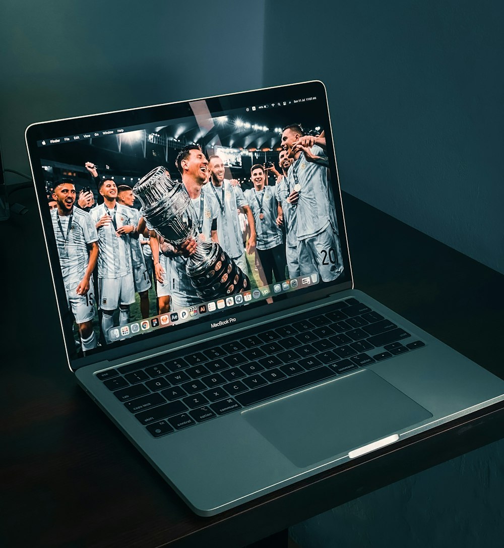 MacBook Pro sobre mesa de madera marrón