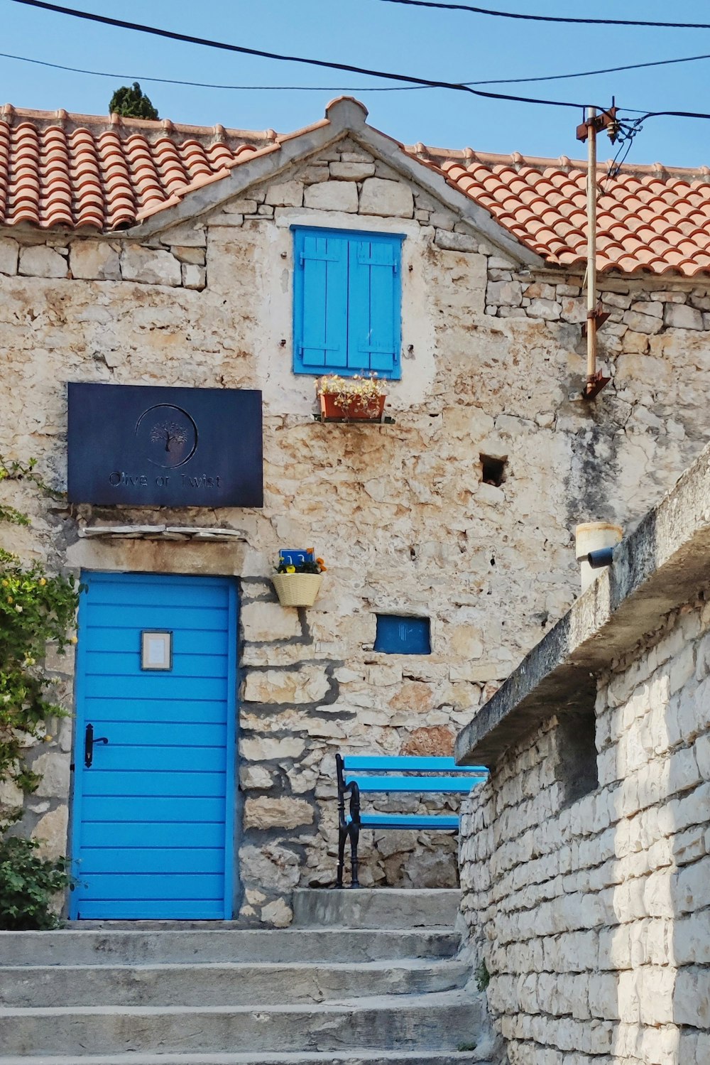 갈색 벽돌 벽에 파란 나무 문