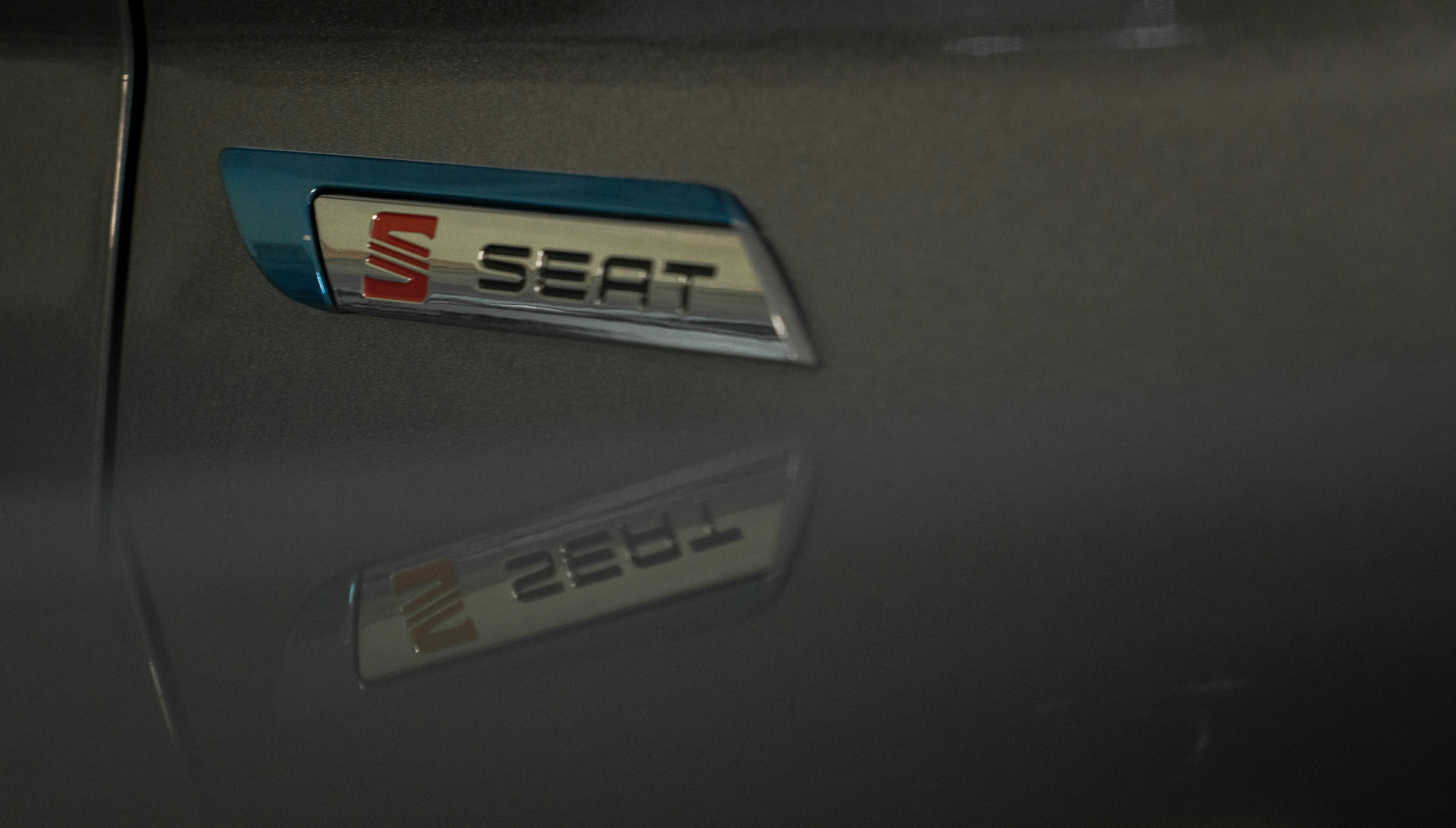 white and blue car plate