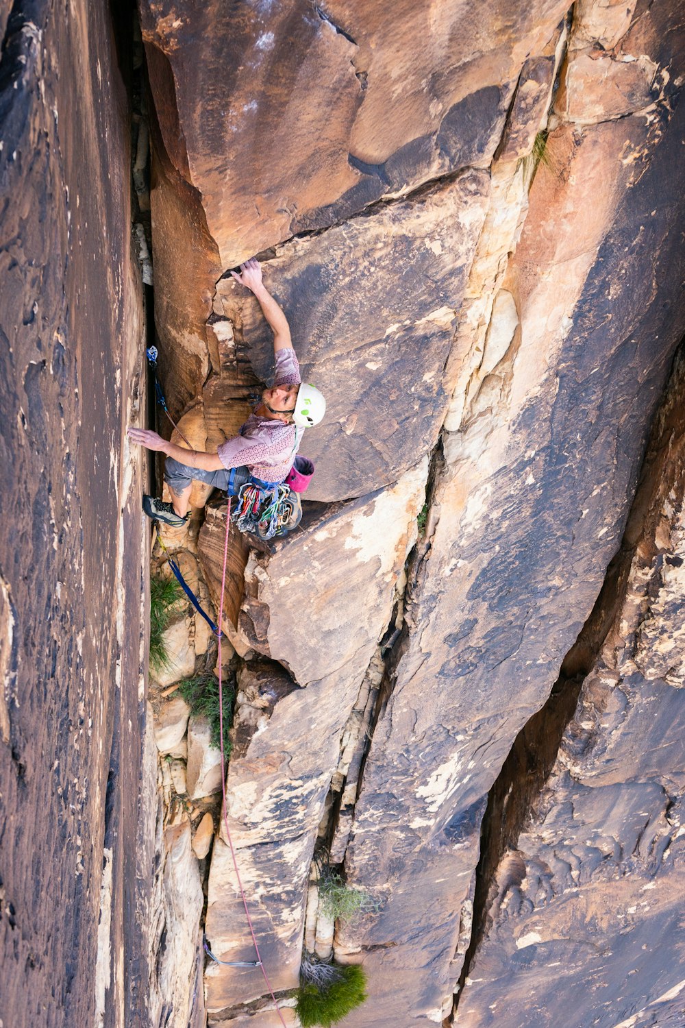 Mann klettert tagsüber auf den Brown Rocky Mountain