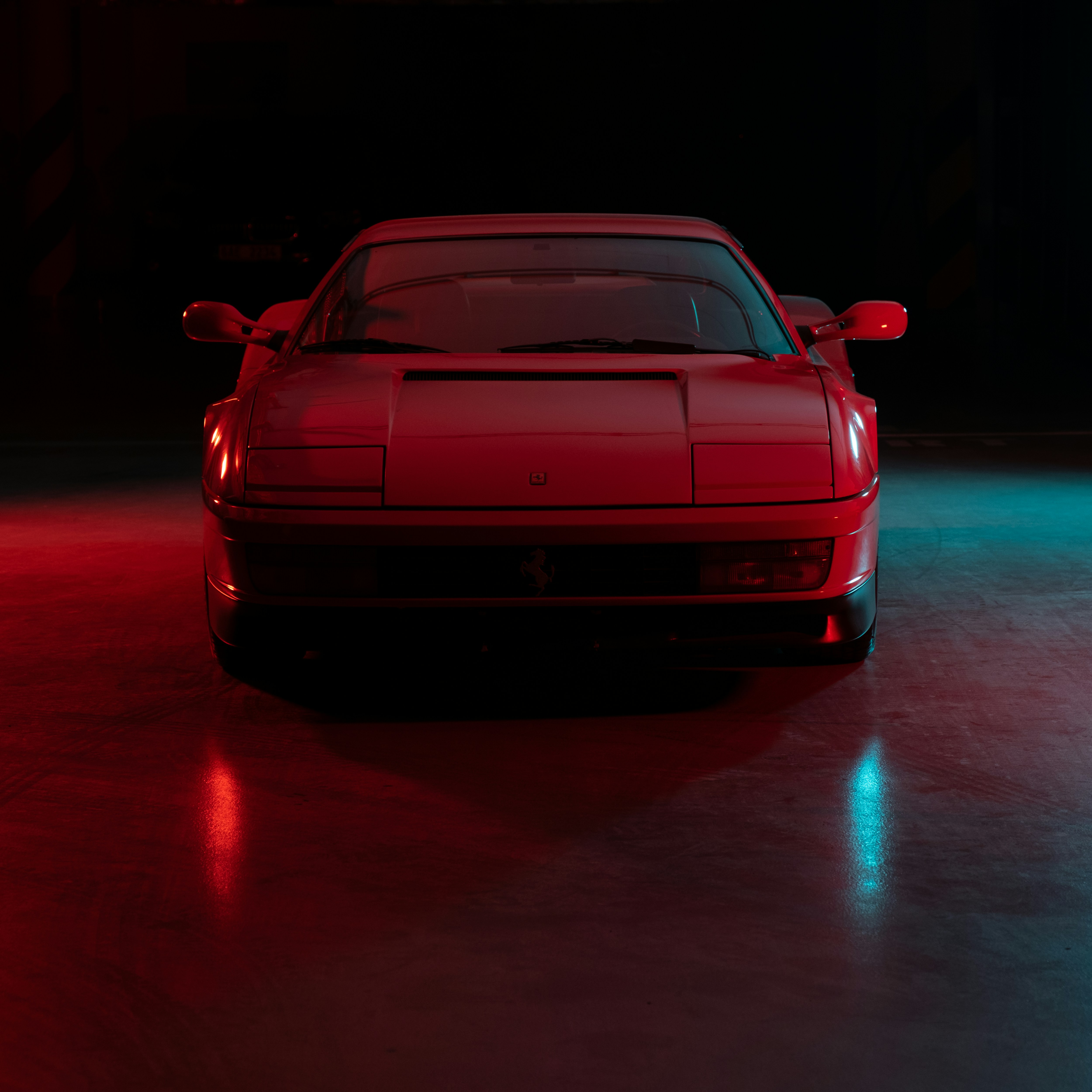 voiture rouge sur la route pendant la nuit