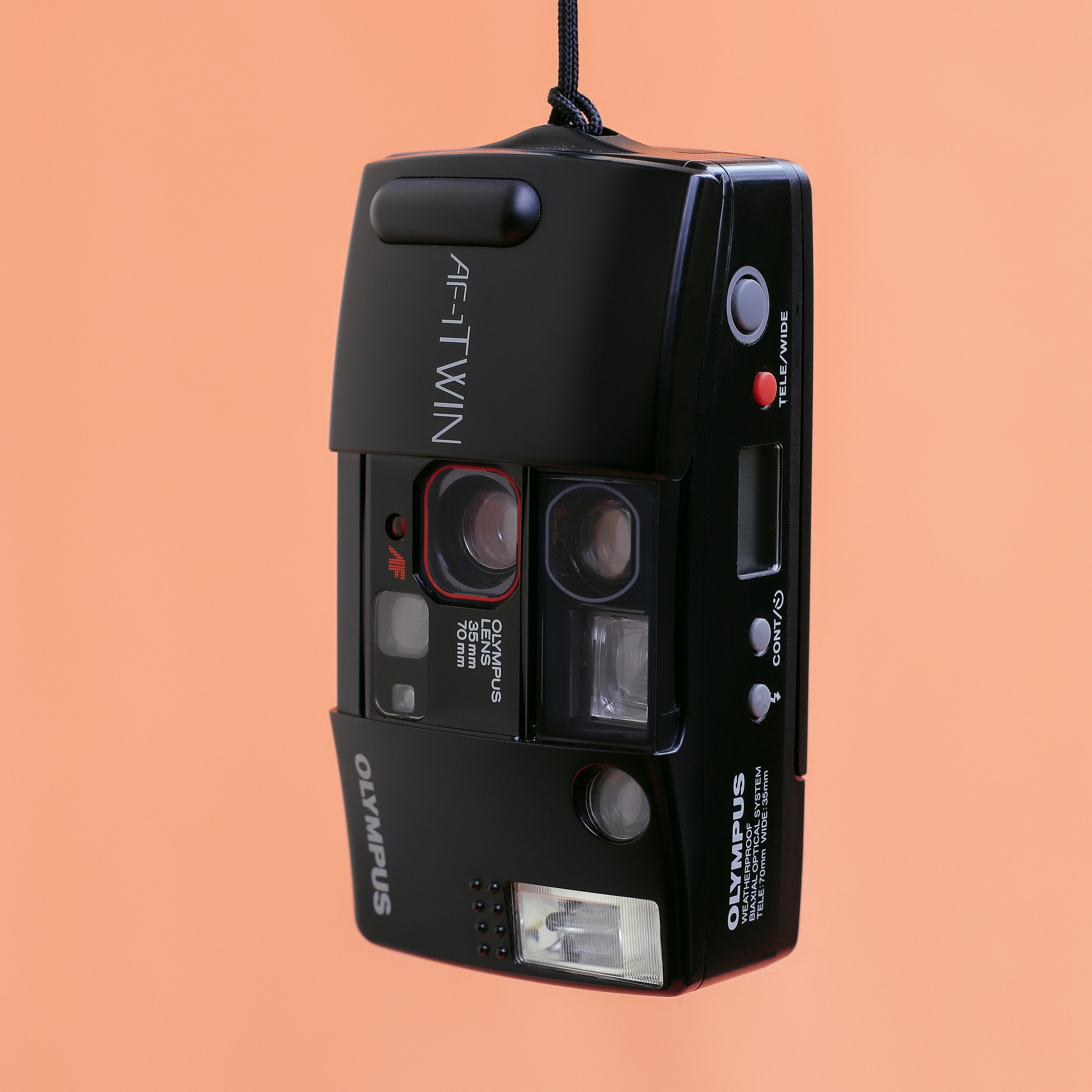 Radio LG noire sur mur orange