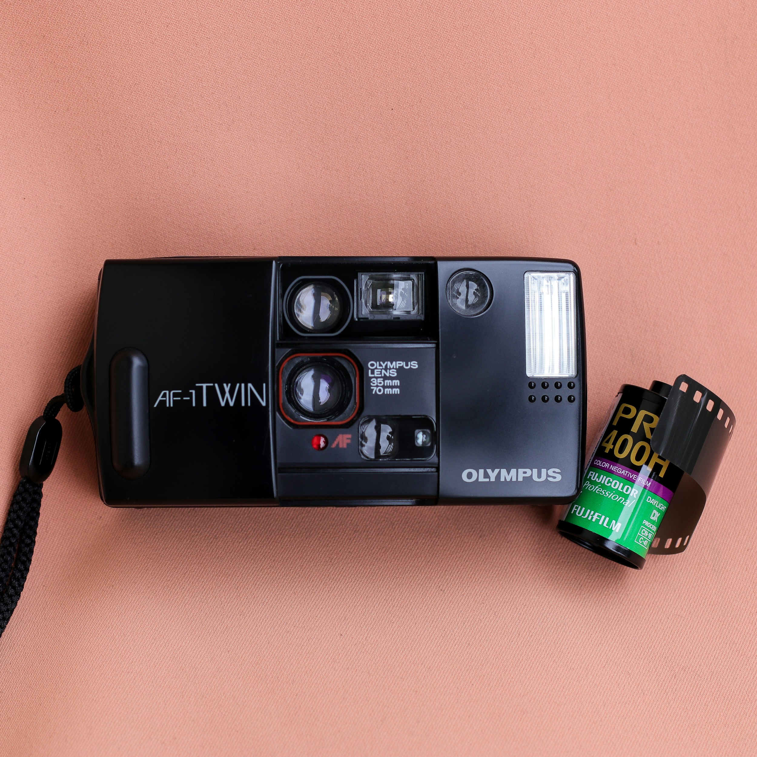 Appareil photo reflex numérique Nikon noir sur surface orange