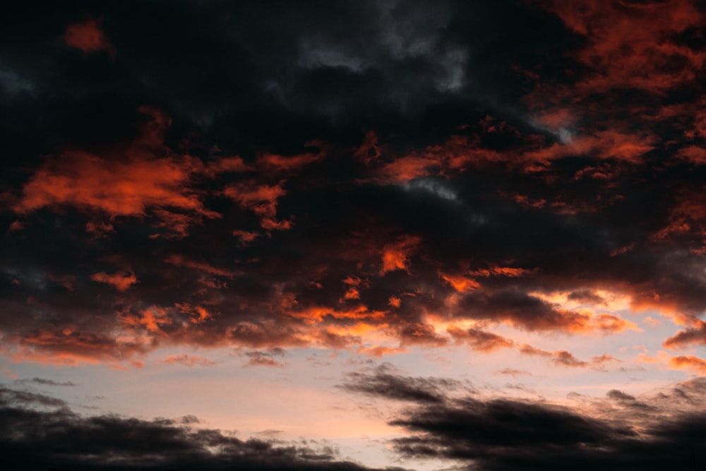 orange und schwarze Wolken bei Sonnenuntergang