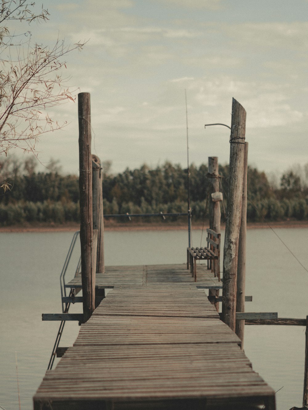 Braunes Holzdock am See tagsüber