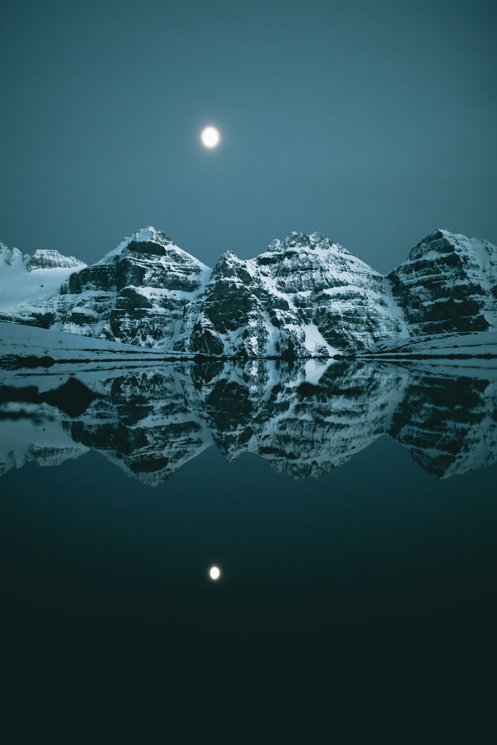 montagne enneigée pendant la nuit