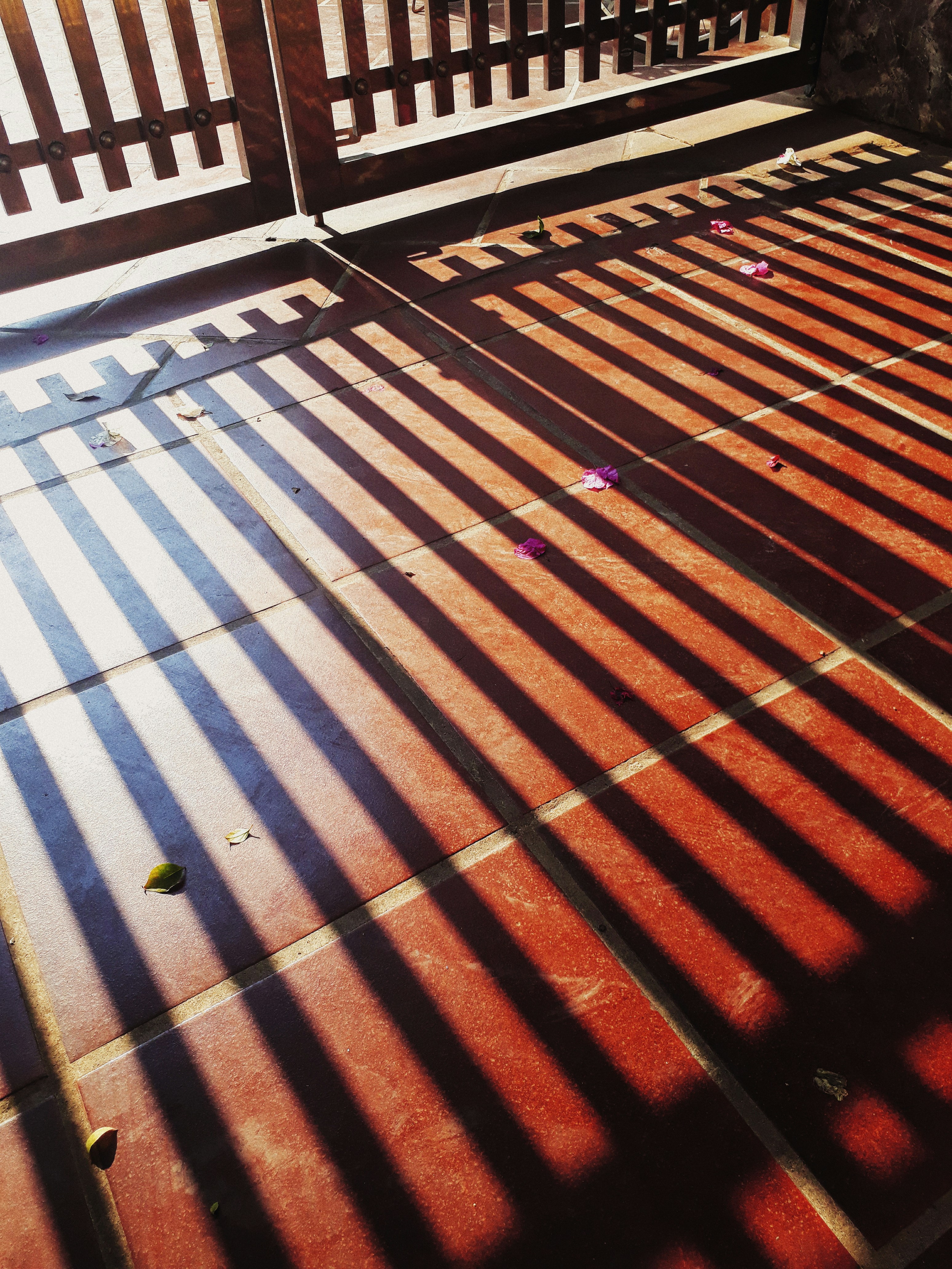 White and brown floor tiles photo – Free Rug Image on Unsplash