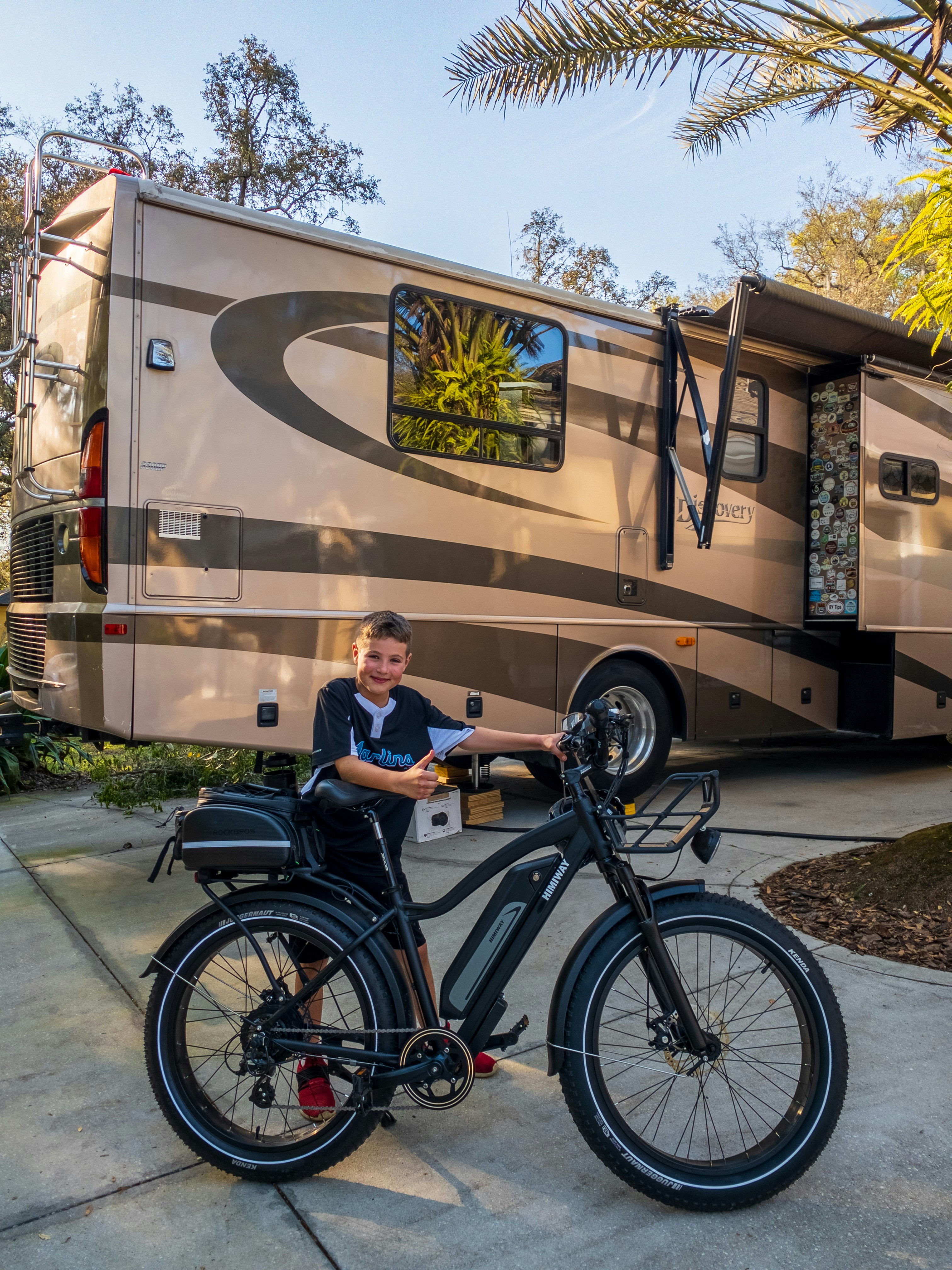 gray computer monitor