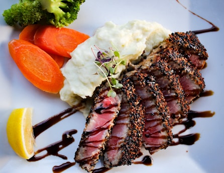 Tataki de atun con ajo blanco, receta sencilla y facil de hacer