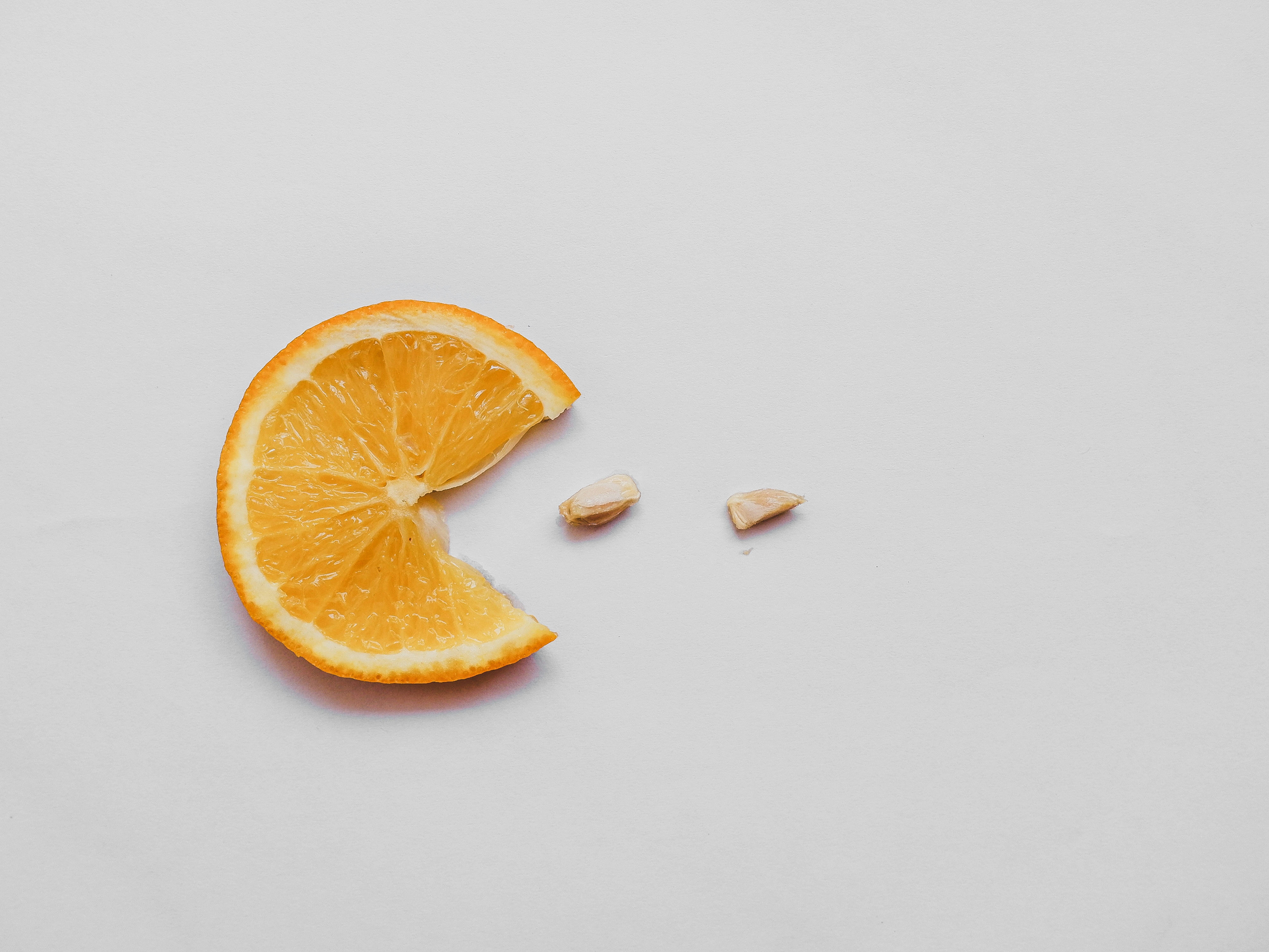 白い表面にオレンジ色の果物をスライスの写真 Unsplashで見つけるオレンジ色の壁紙の無料写真