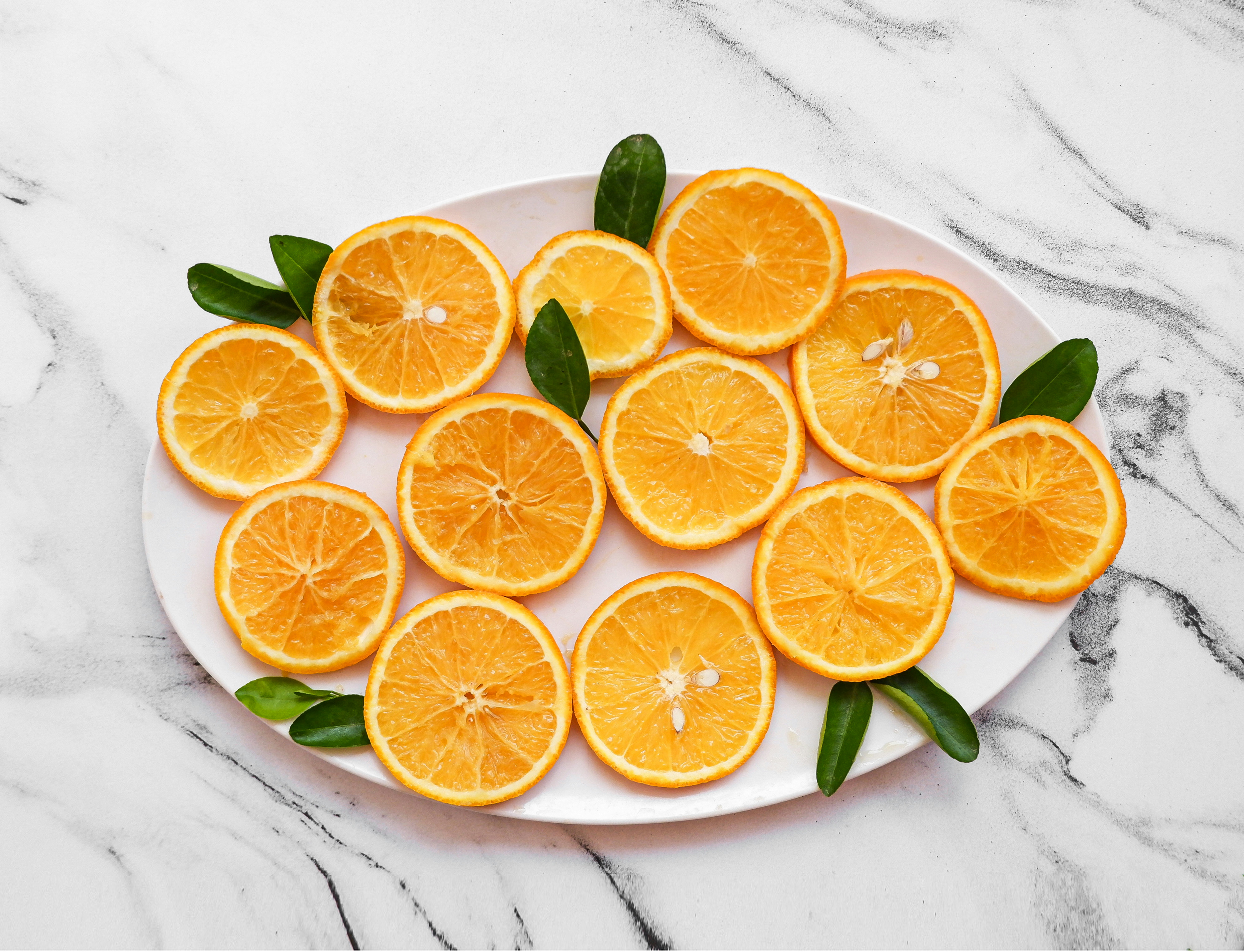 白い織物にオレンジ色の果物をスライスの写真 Unsplashで見つけるオレンジ色の壁紙の無料写真