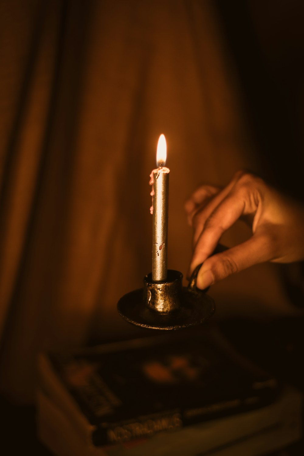 persona sosteniendo un candelabro encendido