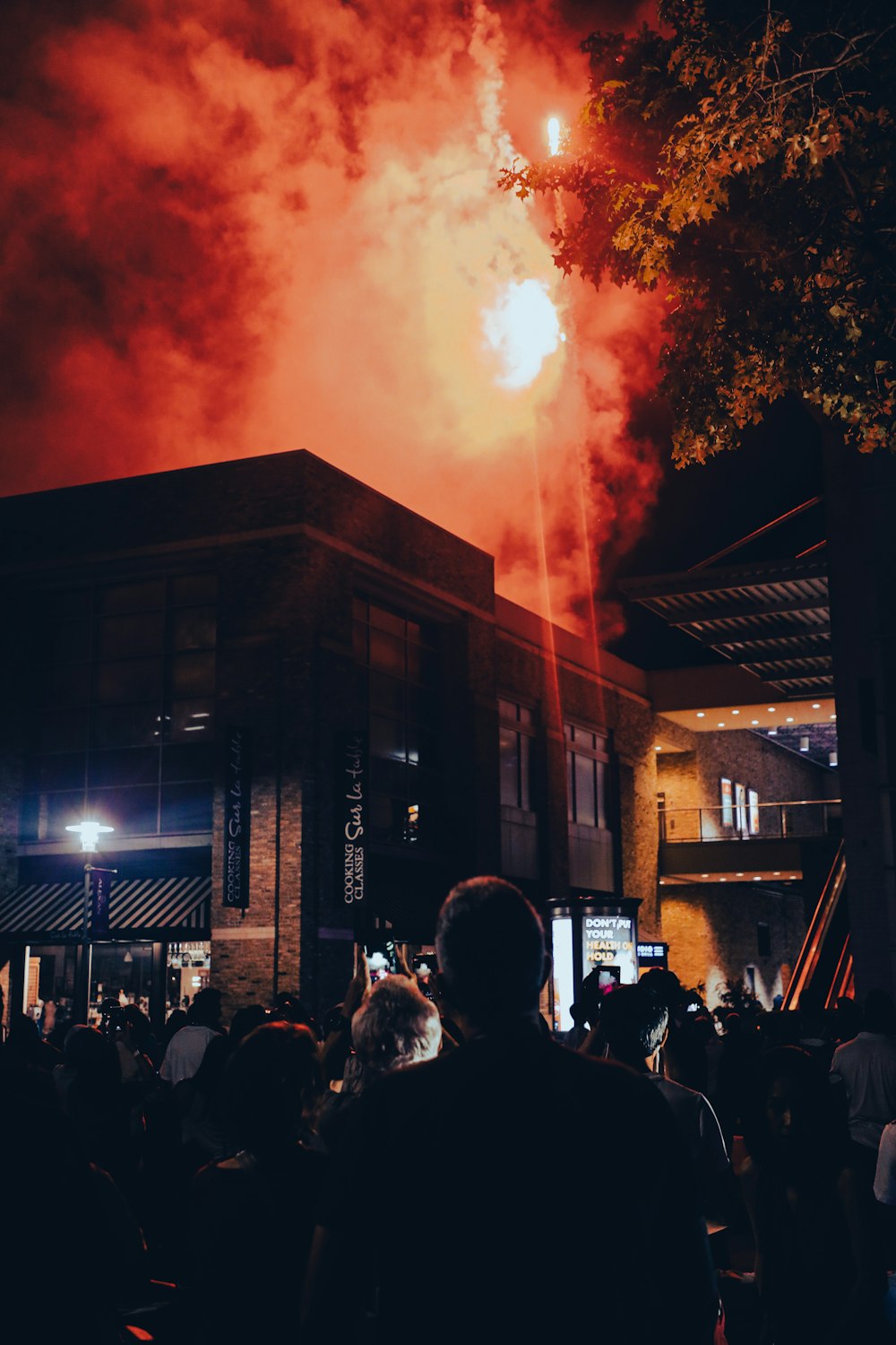 pessoas em pé perto do edifício durante a noite