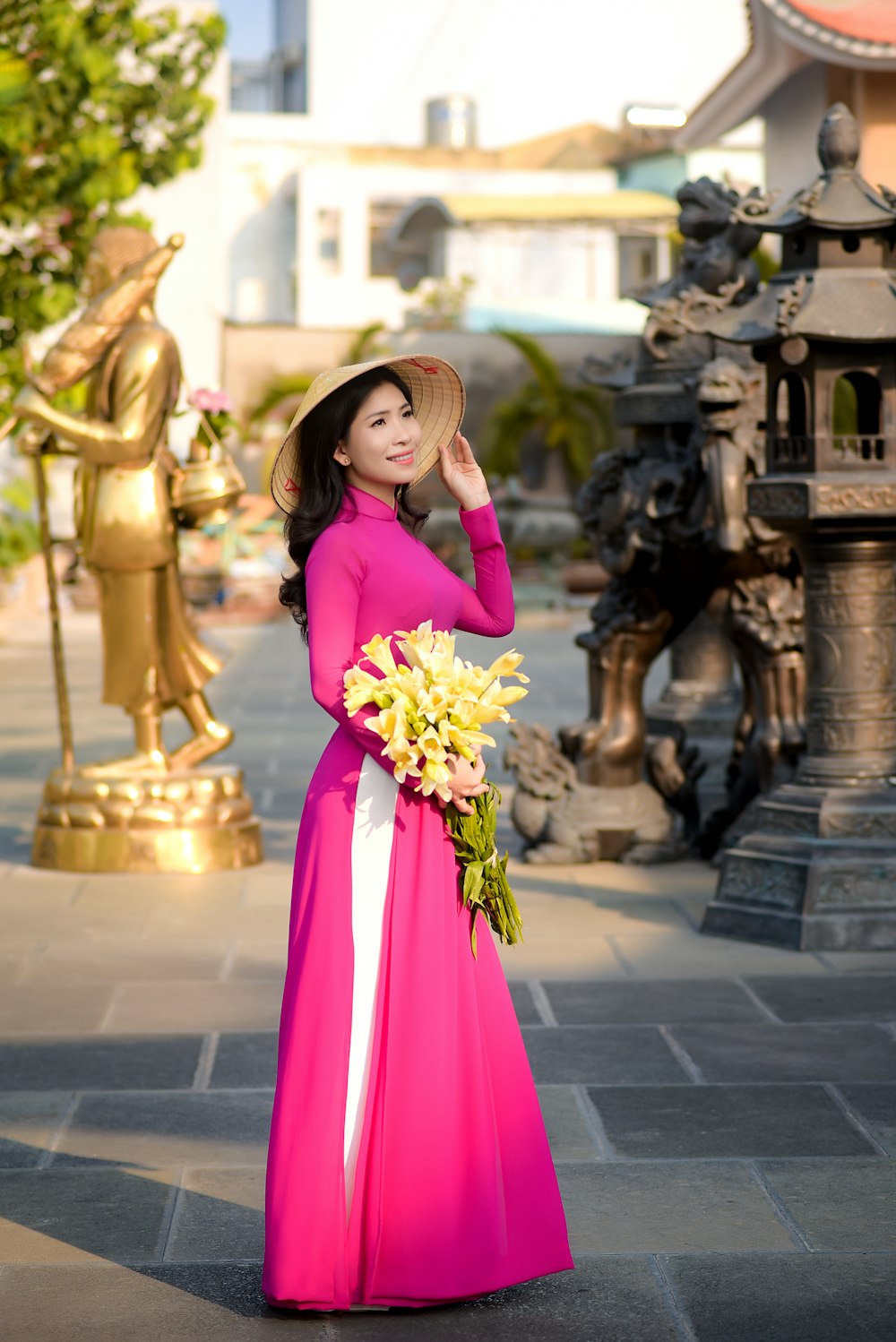 muchacha en vestido rosa sosteniendo ramo de flores