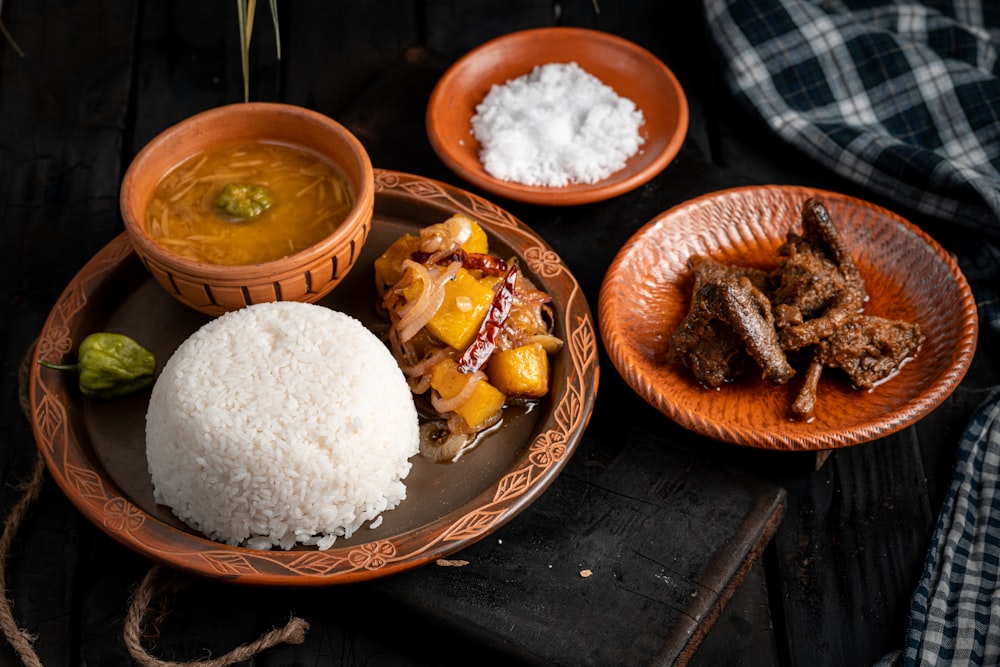 white rice on brown ceramic bowl