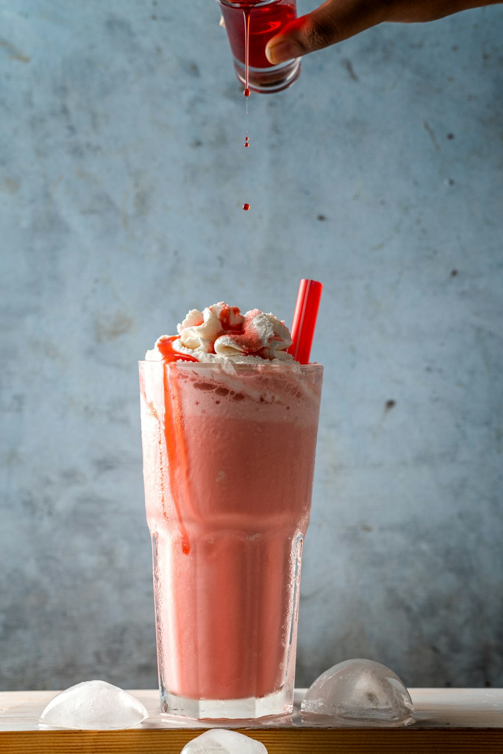 Helado rosa en vaso de vidrio transparente