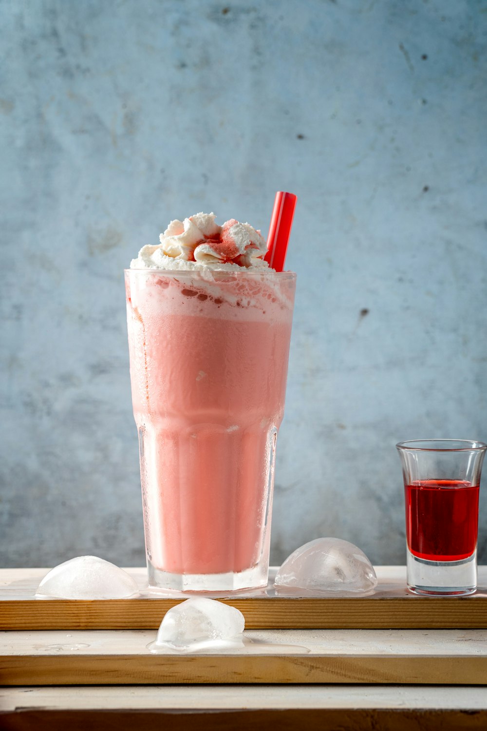 Líquido rosado en vaso transparente