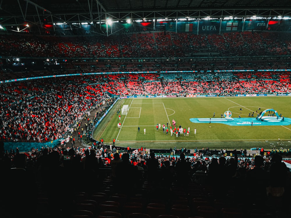 Gente viendo un partido de fútbol en el estadio