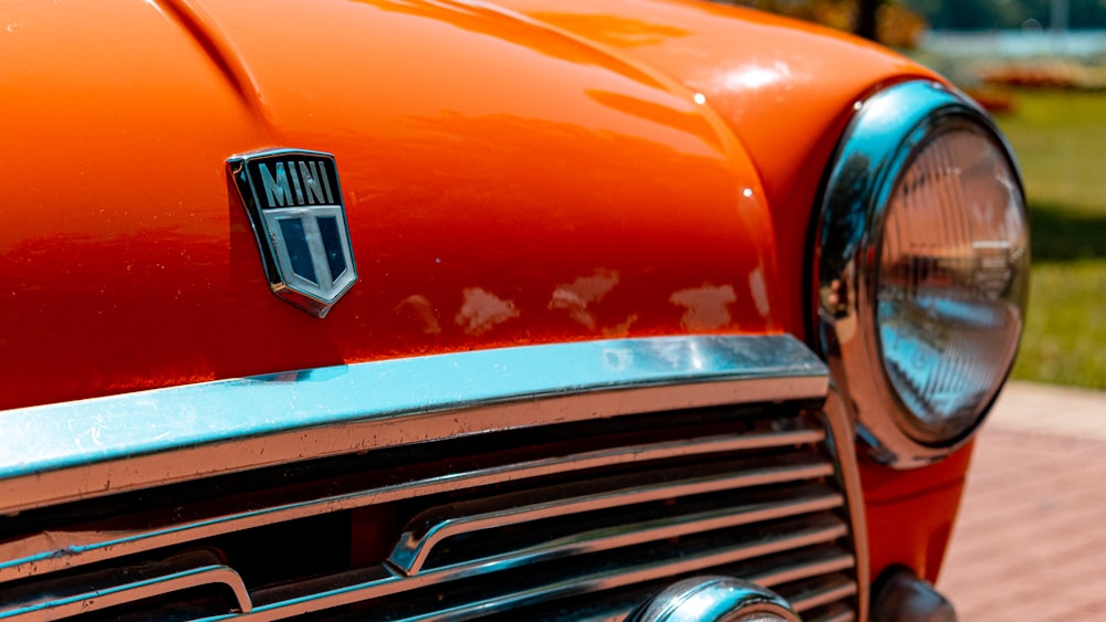 Coche Chevrolet rojo y plateado