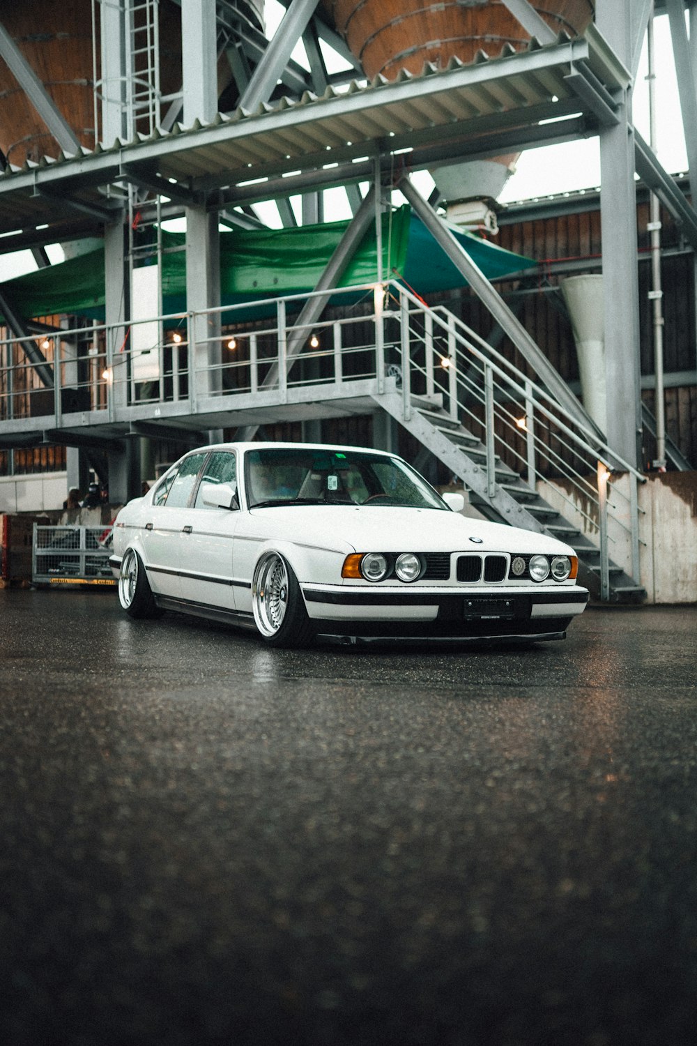 회색 콘크리트 포장도로에 주차된 흰색 BMW M 3 쿠페