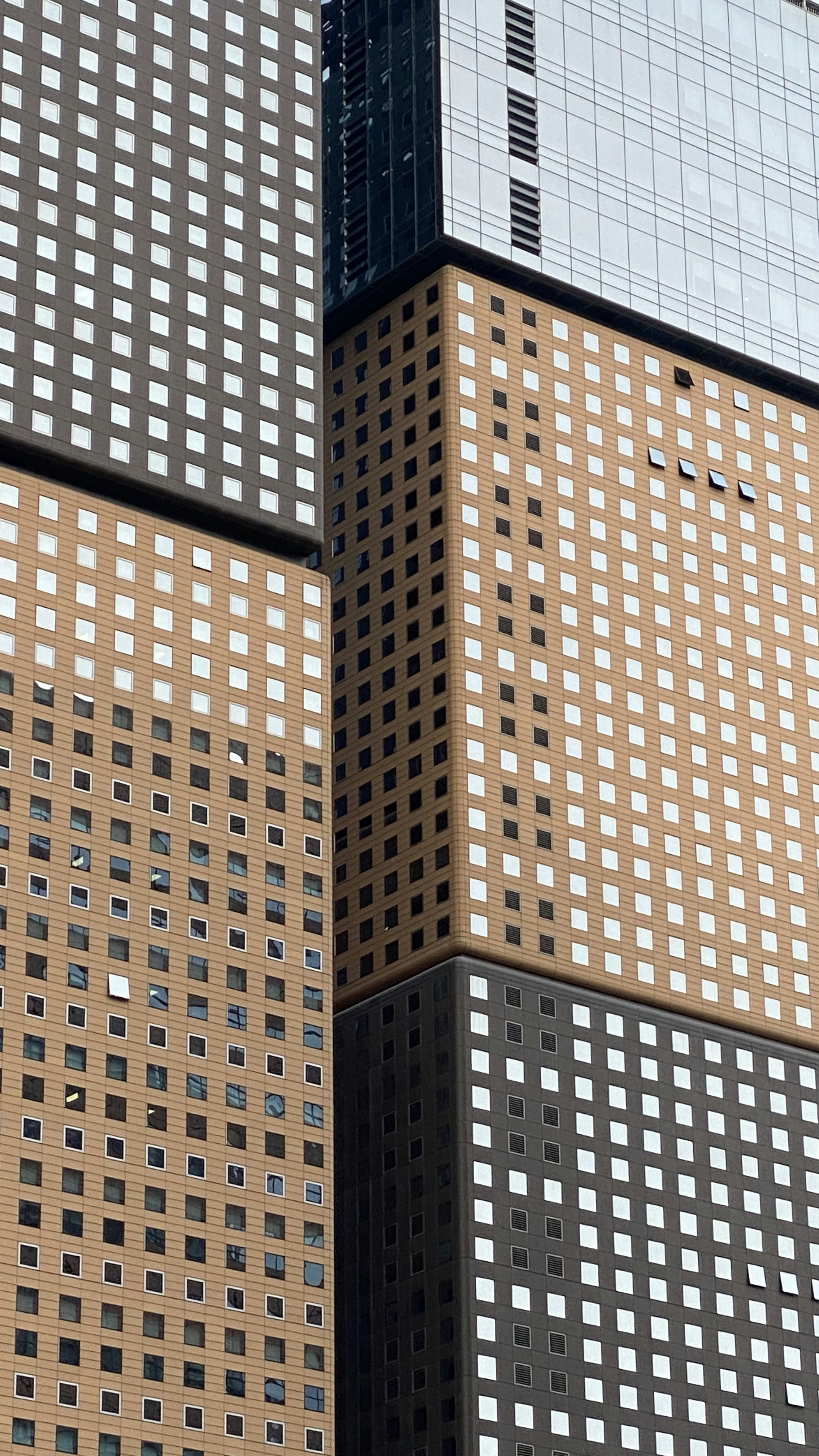 edificio in cemento marrone e nero